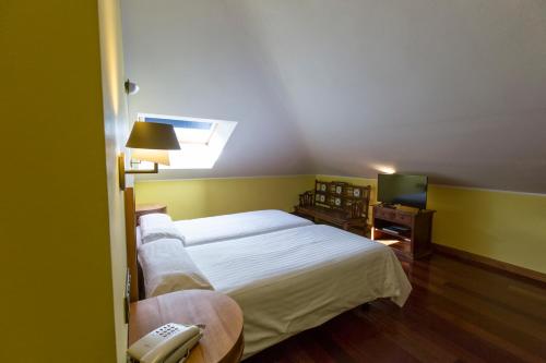 Habitación con 2 camas individuales - Ático del hotel El Sella. Foto 2