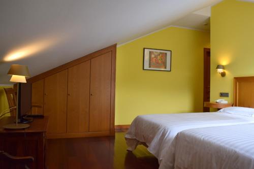 Habitación con 2 camas individuales - Ático del hotel El Sella. Foto 3