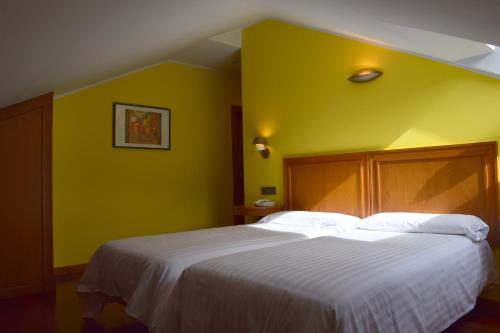 Habitación con 2 camas individuales - Ático del hotel El Sella. Foto 5