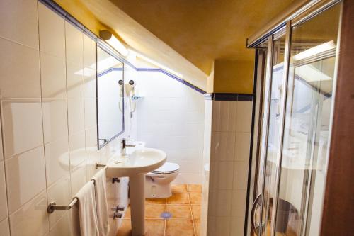 Habitación Doble Económica - Ático del hotel El Sella. Foto 1