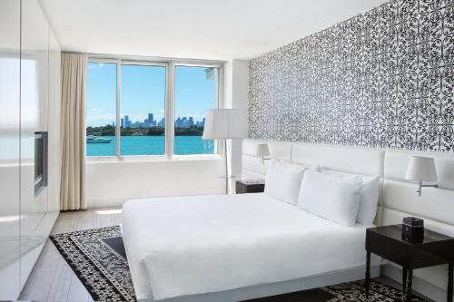 Suite Estudio con vistas a la bahía del hotel Mondrian South Beach. Foto 1
