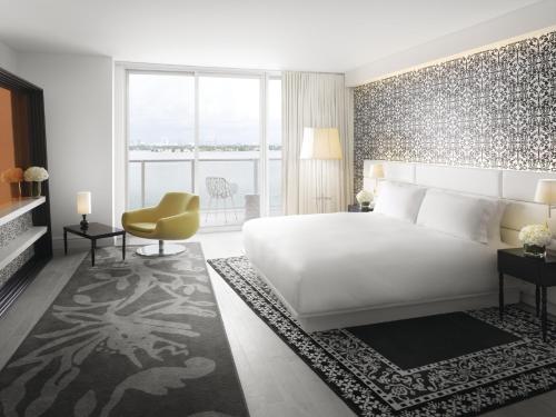 Suite Estudio Deluxe con balcón y vistas a la bahía del hotel Mondrian South Beach. Foto 4