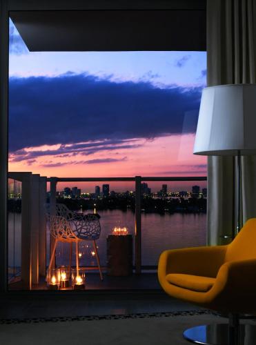 Suite Estudio Deluxe con balcón y vistas a la bahía del hotel Mondrian South Beach. Foto 8