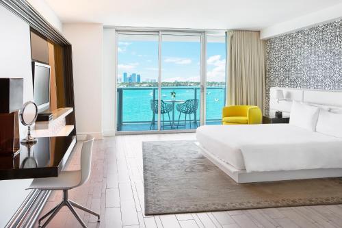 Suite Estudio con cama doble y balcón con vistas a la bahía del hotel Mondrian South Beach