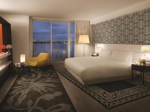Suite Estudio con cama doble y balcón con vistas a la bahía del hotel Mondrian South Beach. Foto 1
