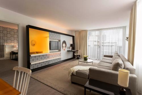 Suite con 1 dormitorio doble, vistas a la ciudad y balcón del hotel Mondrian South Beach. Foto 1