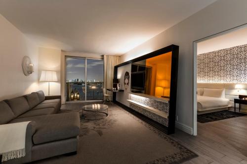 Suite Deluxe de 1 dormitorio con vistas a la bahía y balcón del hotel Mondrian South Beach
