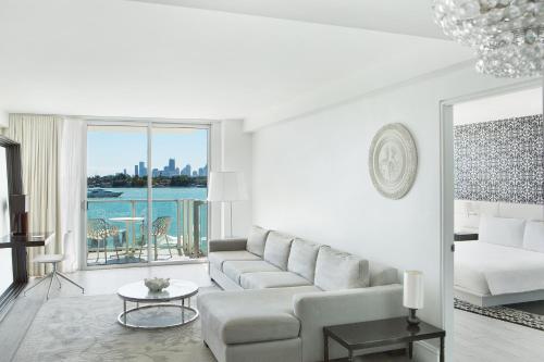 Suite Deluxe de 1 dormitorio con vistas a la bahía y balcón del hotel Mondrian South Beach. Foto 1
