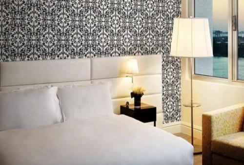 Suite Deluxe de 1 dormitorio con vistas a la bahía y balcón del hotel Mondrian South Beach. Foto 6