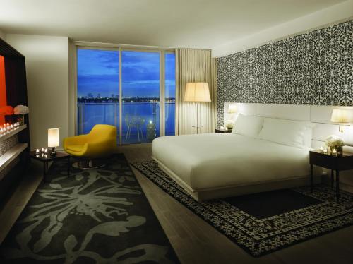 Suite Deluxe de 1 dormitorio con vistas a la bahía y balcón del hotel Mondrian South Beach. Foto 7