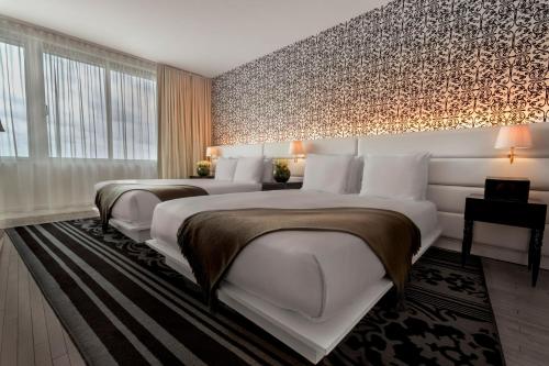 Suite Doble de 1 dormitorio con vistas a la ciudad - 1 cama del hotel Mondrian South Beach. Foto 1