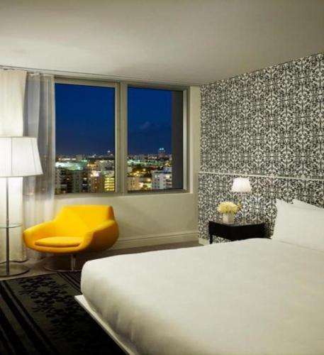 Suite Doble de 1 dormitorio con vistas a la ciudad - 1 cama del hotel Mondrian South Beach. Foto 2