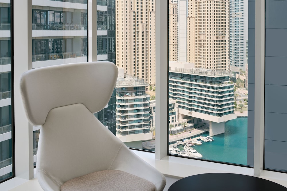 Habitación, 1 cama de matrimonio grande, Acceso al salón del club, vistas al puerto deportivo del hotel Crowne Plaza Dubai Marina. Foto 2