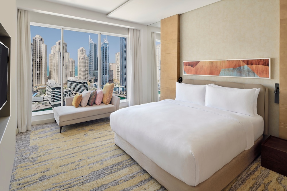 Suite Lujo 1 Cama king 1 habitación con salón Vista puerto Planta Alta del hotel Crowne Plaza Dubai Marina. Foto 1