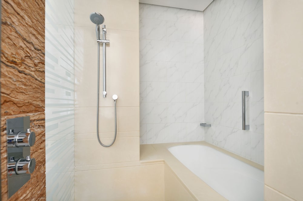 Habitación estándar, 2 camas individuales del hotel Crowne Plaza Dubai Marina. Foto 1
