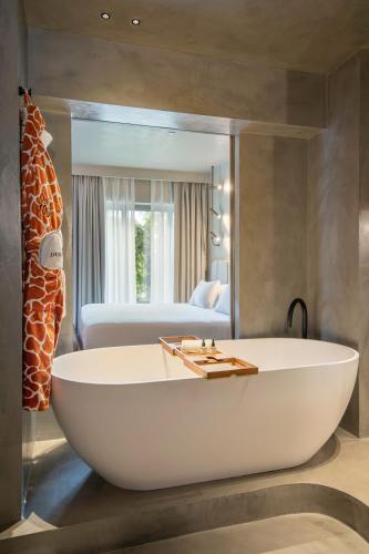 Junior Suite OY LOVE del hotel Only You Malaga. Foto 1