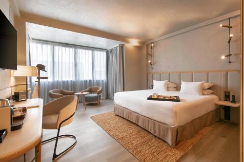 Habitación Triple Deluxe del hotel Only You Malaga