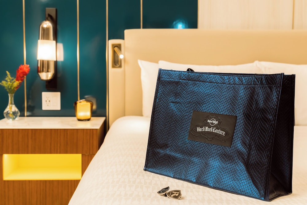 Rock Royalty Caribbean Sand Suite Cama King y Sofá Cama del hotel Hard Rock and Casino Punta Cana All Inclusive. Foto 1
