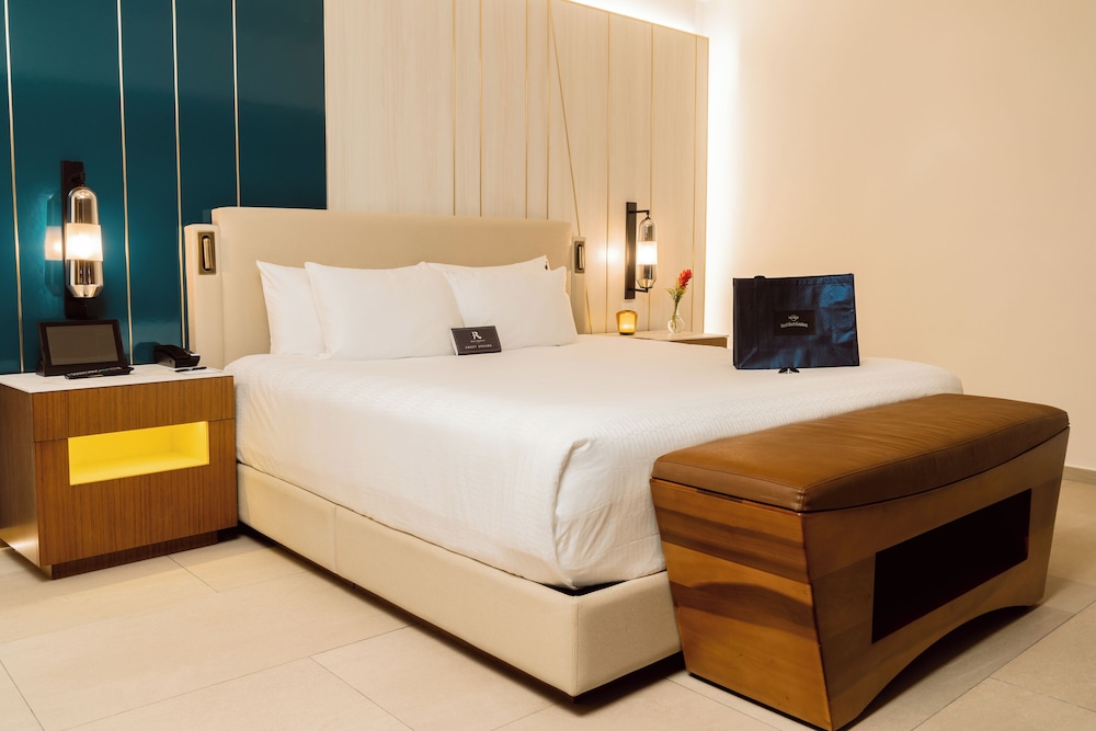 Rock Royalty Caribbean Sand Suite Cama King y Sofá Cama del hotel Hard Rock and Casino Punta Cana All Inclusive. Foto 3