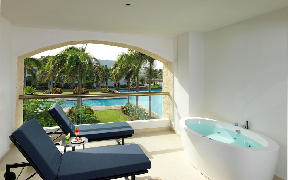 Rock Royalty Caribbean Sand Suite Cama King y Sofá Cama del hotel Hard Rock and Casino Punta Cana All Inclusive. Foto 6