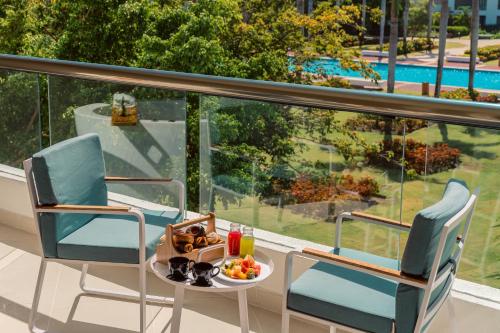 Suite Caribbean Sand con cama extragrande y sofá del hotel Hard Rock and Casino Punta Cana All Inclusive. Foto 3