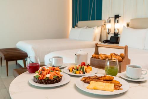 Suite Caribbean Sand con camas dobles y sofá del hotel Hard Rock and Casino Punta Cana All Inclusive