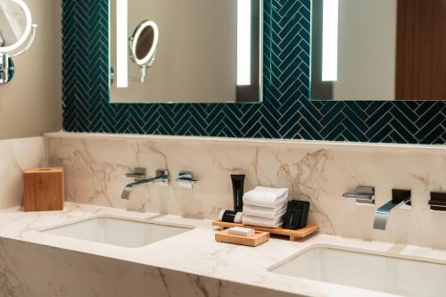 Suite Caribbean Sand con camas dobles y sofá del hotel Hard Rock and Casino Punta Cana All Inclusive. Foto 3