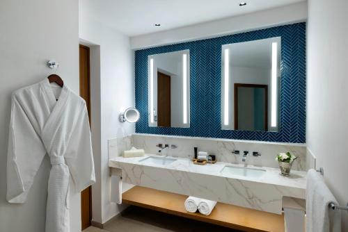 Suite Caribbean Diamond con cama extragrande y sofá del hotel Hard Rock and Casino Punta Cana All Inclusive