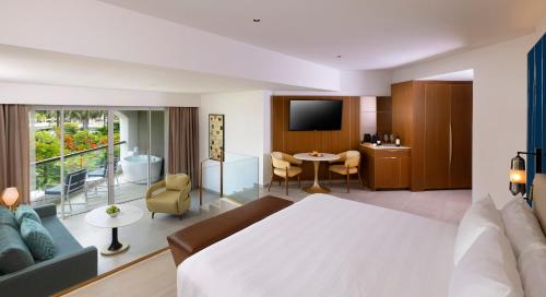 Suite Caribbean Diamond con cama extragrande y sofá del hotel Hard Rock and Casino Punta Cana All Inclusive. Foto 3