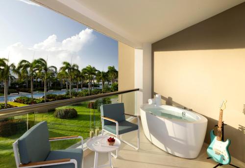 Suite Caribbean Diamond con camas dobles y sofá del hotel Hard Rock and Casino Punta Cana All Inclusive. Foto 1