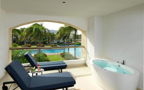 Suite Caribbean Sand Rock Royalty con cama extragrande, sofá y asistente personal - Solo adultos del hotel Hard Rock and Casino Punta Cana All Inclusive
