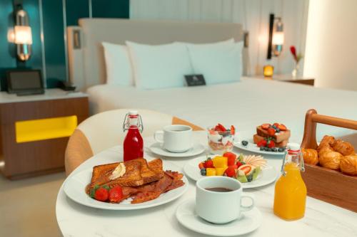 Suite Caribbean Sand Rock Royalty con cama extragrande, sofá y asistente personal - Solo adultos del hotel Hard Rock and Casino Punta Cana All Inclusive. Foto 1