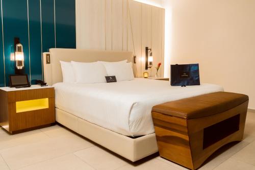 Suite Caribbean Sand Rock Royalty con cama extragrande, sofá y asistente personal - Solo adultos del hotel Hard Rock and Casino Punta Cana All Inclusive. Foto 2