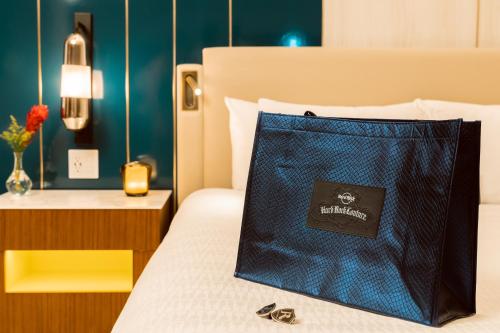 Suite Caribbean Sand Rock Royalty con cama extragrande, sofá y asistente personal - Solo adultos del hotel Hard Rock and Casino Punta Cana All Inclusive. Foto 5