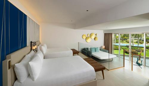 Suite Doble Caribbean con sofá del hotel Hard Rock and Casino Punta Cana All Inclusive