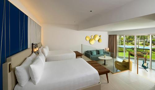 Suite Doble Caribbean con sofá del hotel Hard Rock and Casino Punta Cana All Inclusive. Foto 1