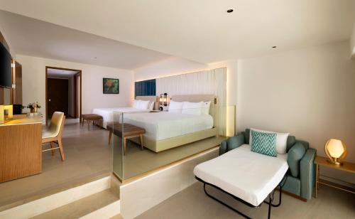Suite Junior Islander con 2 camas grandes y sofá del hotel Hard Rock and Casino Punta Cana All Inclusive. Foto 2