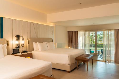 Suite Junior Islander con 2 camas grandes y sofá del hotel Hard Rock and Casino Punta Cana All Inclusive. Foto 3