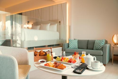 Suite Junior Islander con 2 camas grandes y sofá del hotel Hard Rock and Casino Punta Cana All Inclusive. Foto 4