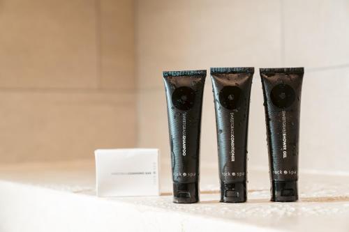 Suite Junior Islander con 2 camas grandes y sofá del hotel Hard Rock and Casino Punta Cana All Inclusive. Foto 5