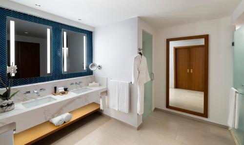 Suite Familiar Rock (1 dormitorio) - Cama extragrande y 2 sofás cama del hotel Hard Rock and Casino Punta Cana All Inclusive