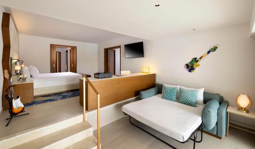 Suite Rock con 1 dormitorio, cama extragrande, sofá cama y asistente personal del hotel Hard Rock and Casino Punta Cana All Inclusive. Foto 1