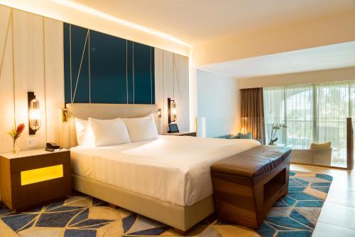 Suite Junior Islander con cama extragrande y sofá cama del hotel Hard Rock and Casino Punta Cana All Inclusive. Foto 1