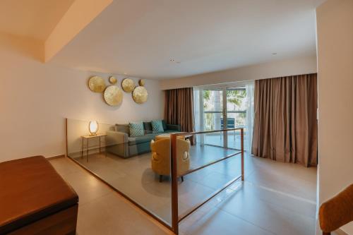 Suite Caribeña adaptada con cama extragrande y sofá cama del hotel Hard Rock and Casino Punta Cana All Inclusive. Foto 3