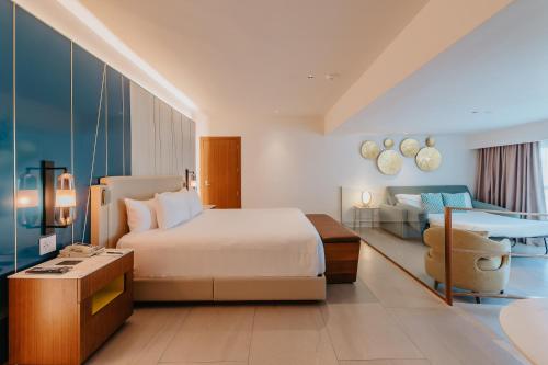 Suite Caribeña adaptada con cama extragrande y sofá cama del hotel Hard Rock and Casino Punta Cana All Inclusive. Foto 4