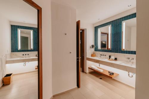 Suite Caribeña adaptada con cama extragrande y sofá cama del hotel Hard Rock and Casino Punta Cana All Inclusive. Foto 5