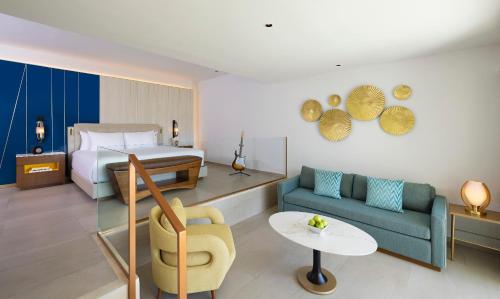Suite Deluxe con cama extragrande y sofá cama del hotel Hard Rock and Casino Punta Cana All Inclusive. Foto 3