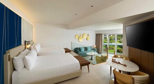 Suite Deluxe con camas dobles y sofá cama del hotel Hard Rock and Casino Punta Cana All Inclusive. Foto 4