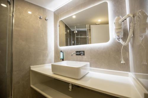 Habitación Doble Estándar - 2 camas del hotel The Icons Lisbon Central. Foto 3