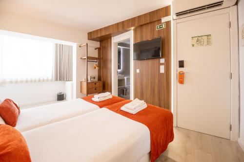 Habitación Doble Estándar - 2 camas del hotel The Icons Lisbon Central. Foto 6